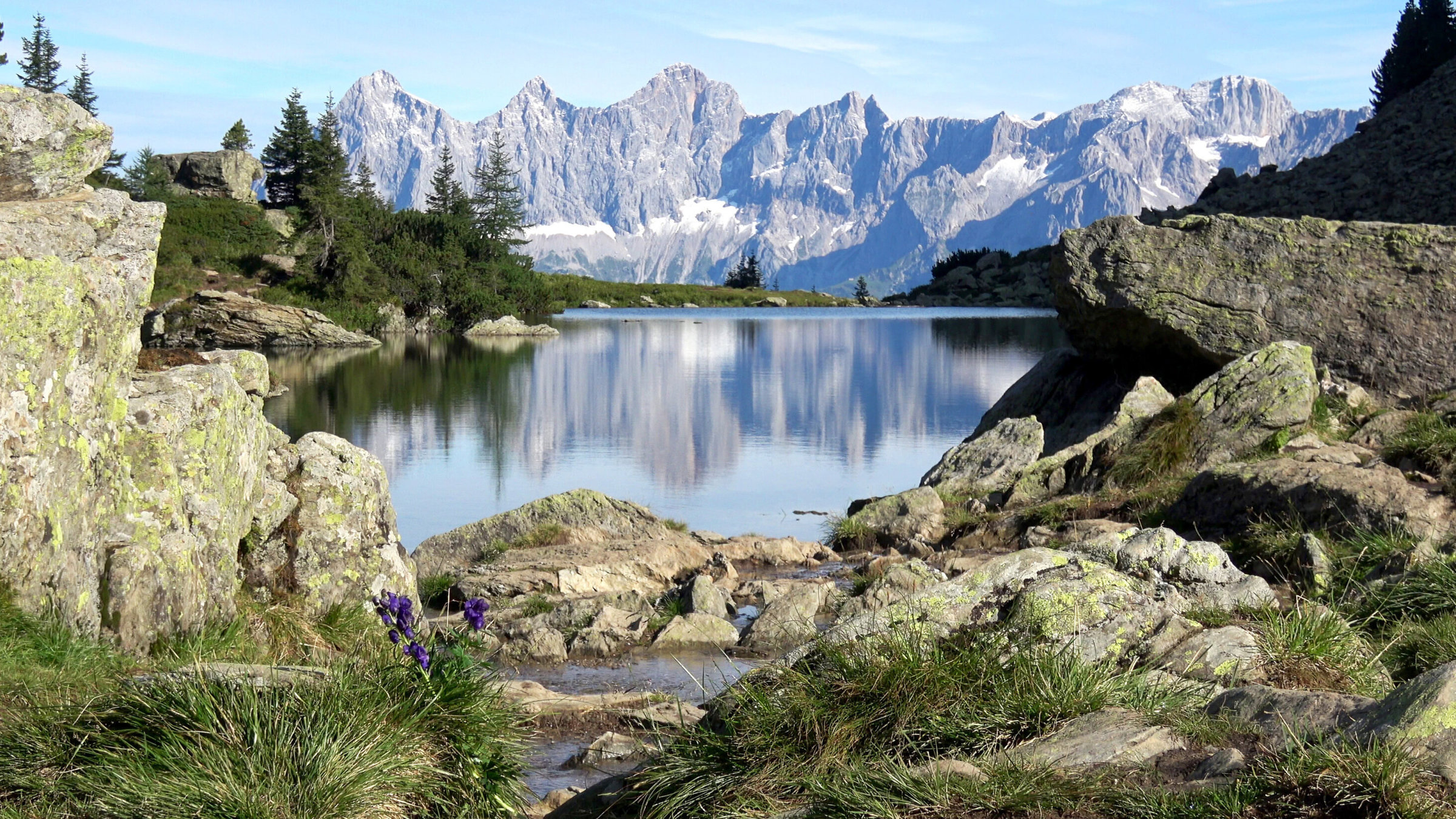 "Dachstein - Berg der Berge im Salzkammergut": Sonnenaufgang am Spiegelsee.