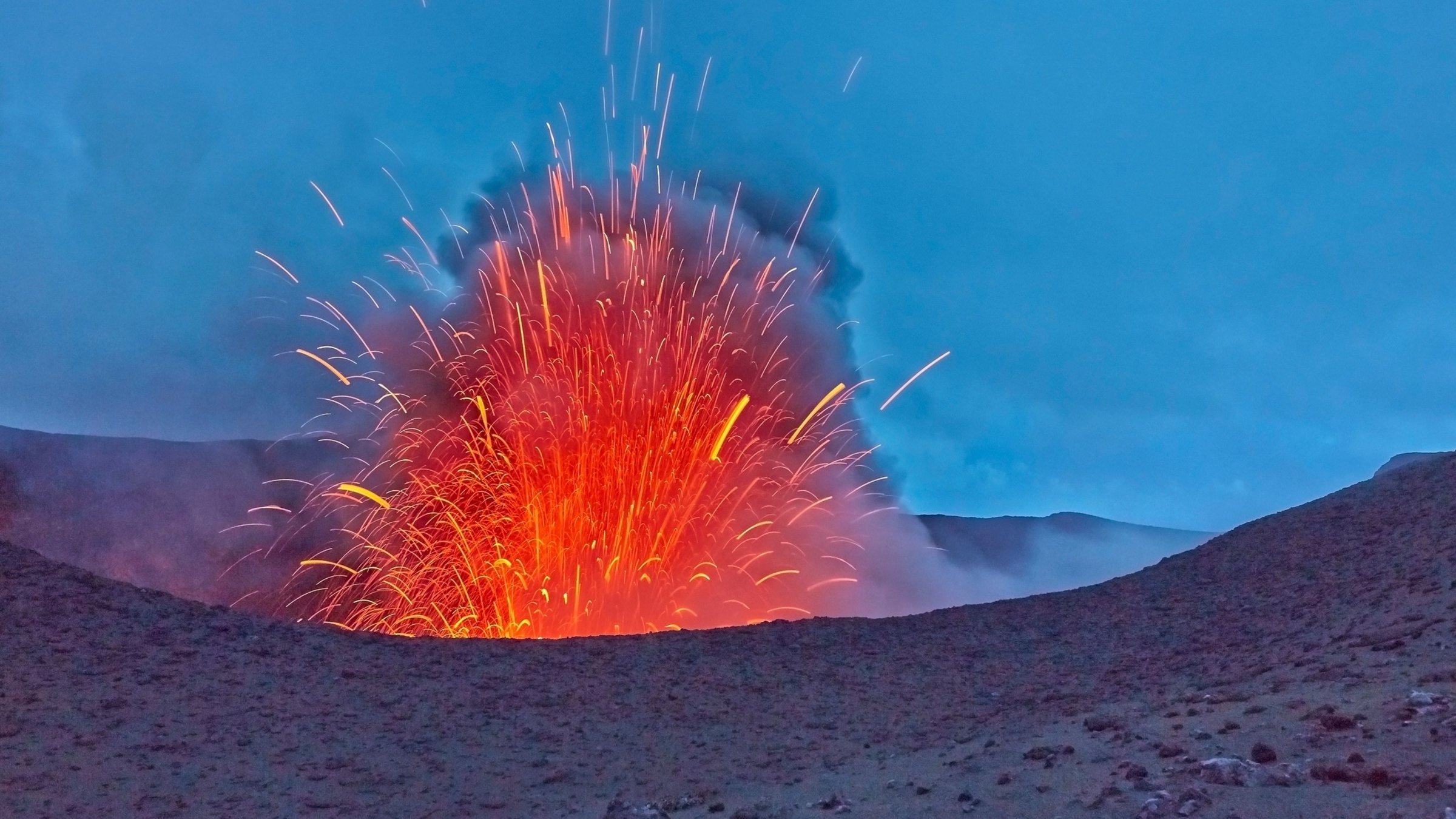 "Faszinierende Erde, Staffel 2 (2/6) - Feuer": Bei Vulkanausbrüchen wird glühende Lava und Asche ausgeschleudert.