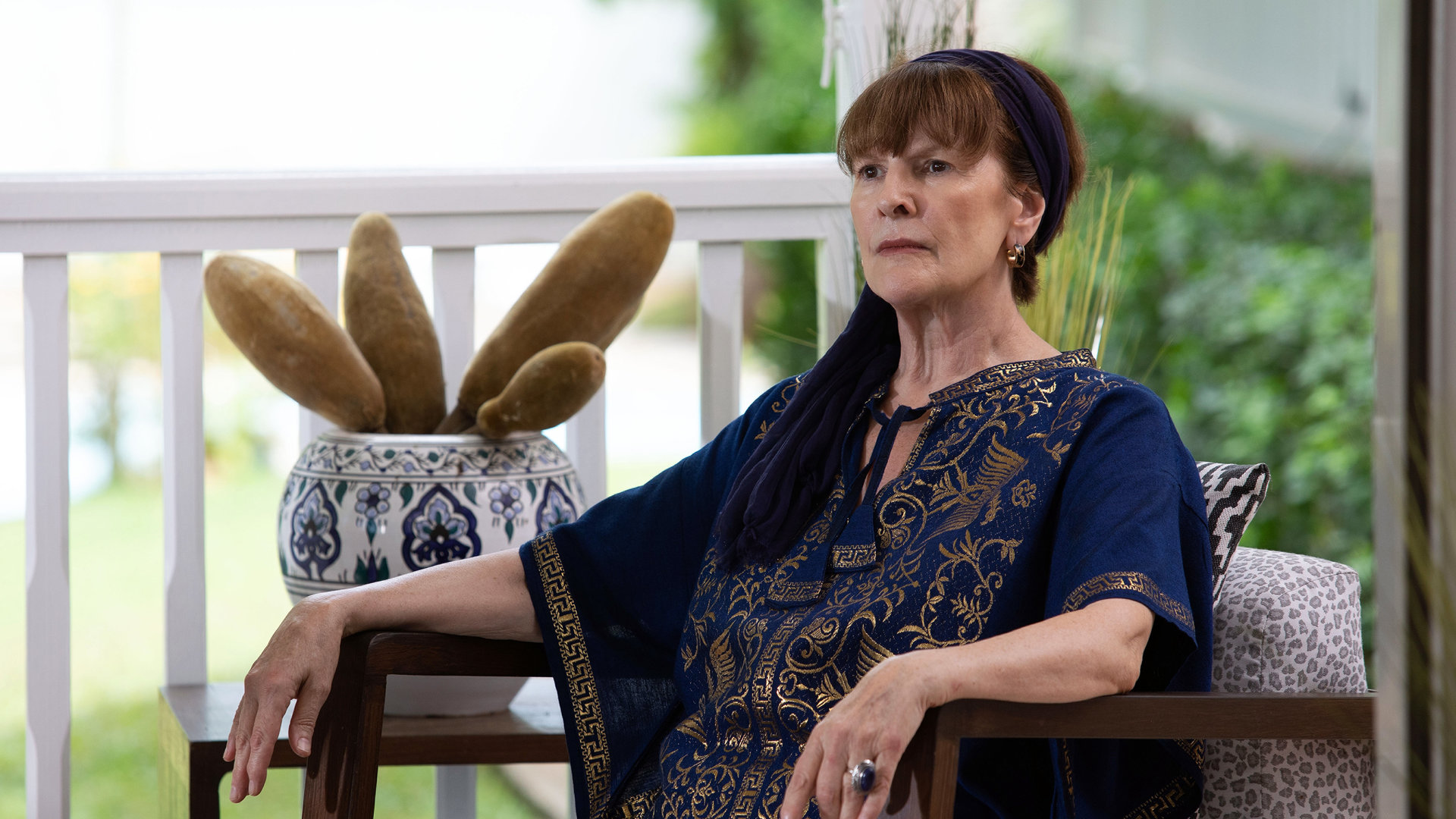 "Death in Paradise – Schuss ins Herz": Olivia (Frances Tomelty) sitzt auf einem Sessel auf der Veranda.