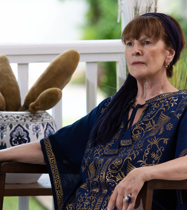 "Death in Paradise – Schuss ins Herz": Olivia (Frances Tomelty) sitzt auf einem Sessel auf der Veranda.