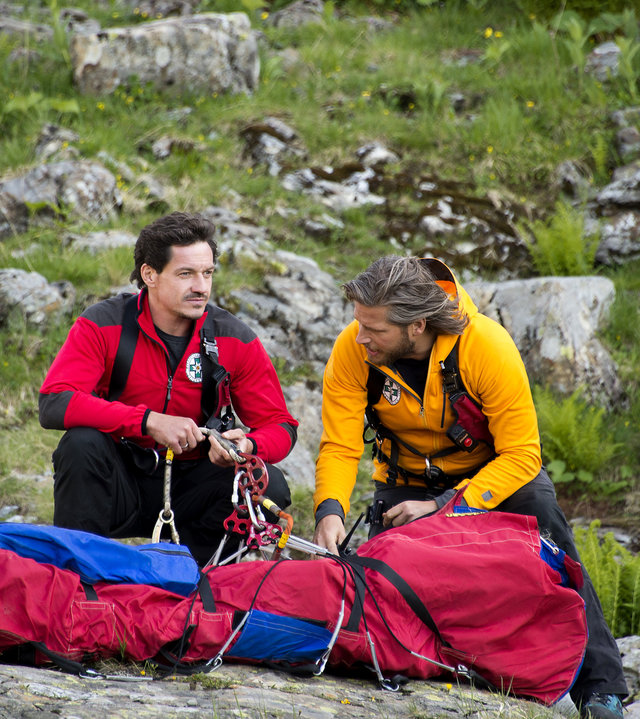 "Die Bergretter - Tabula rasa (2)": Tobias Herbrechter (Markus Brandl) und Markus Kofler (Sebastian Ströbel) sitzen bei Bergungsarbeiten am Hang .