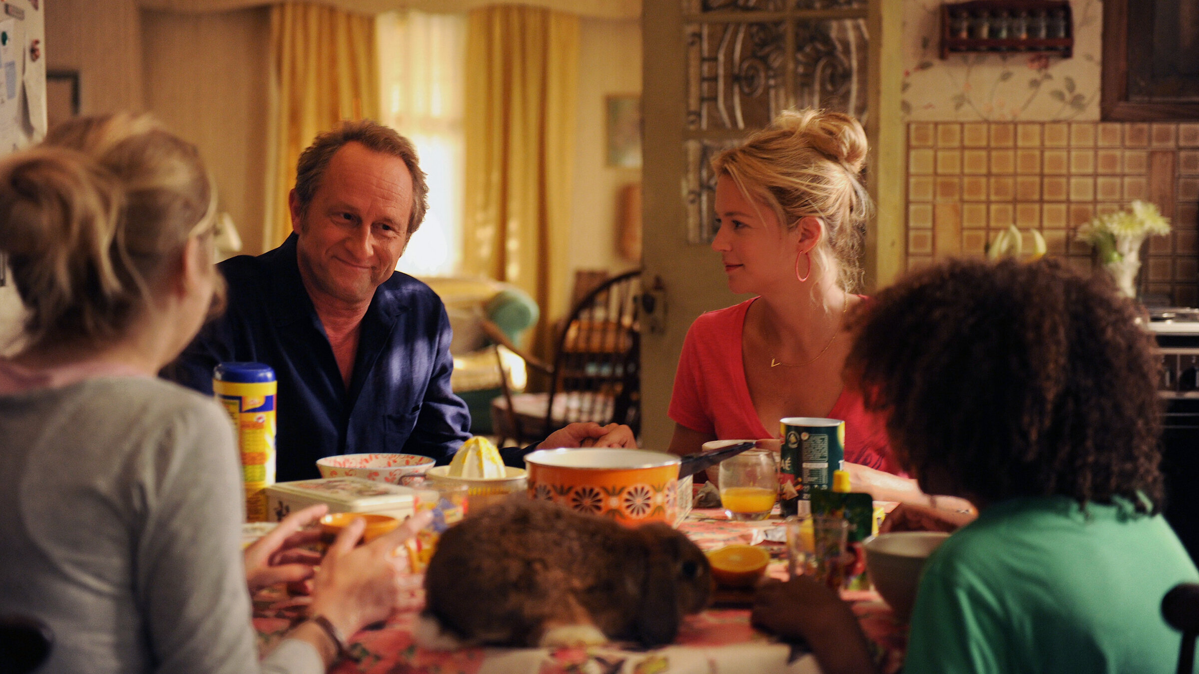 "Familie zu vermieten": Endlich glückliches, chaotisches Familienleben: Paul-André (Benoit Poelvoorde, h.l.) mit Violette (Virginie Efira (h.r.) und ihren beiden Kindern beim Frühstück.