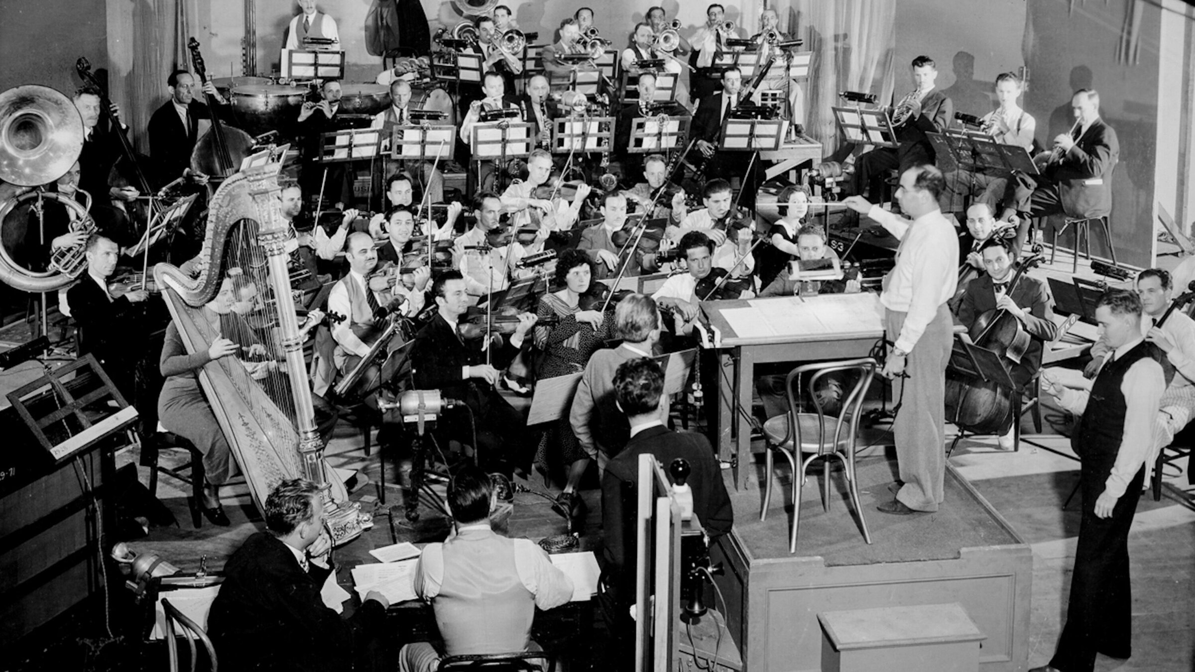 "Vienna in Hollywood - Pioniere der Filmmusik": Der österreichische Komponist Max Steiner beim Dirigieren der Orchesteraufnahme der Filmmusik zum Film „King Kong“ 1933.