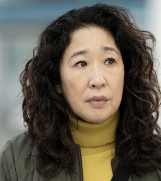 "Killing Eve - Tote Dinge schön aussehen lassen": Porträt von Eve (Sandra Oh). Sie schaut besorgt in die Ferne.