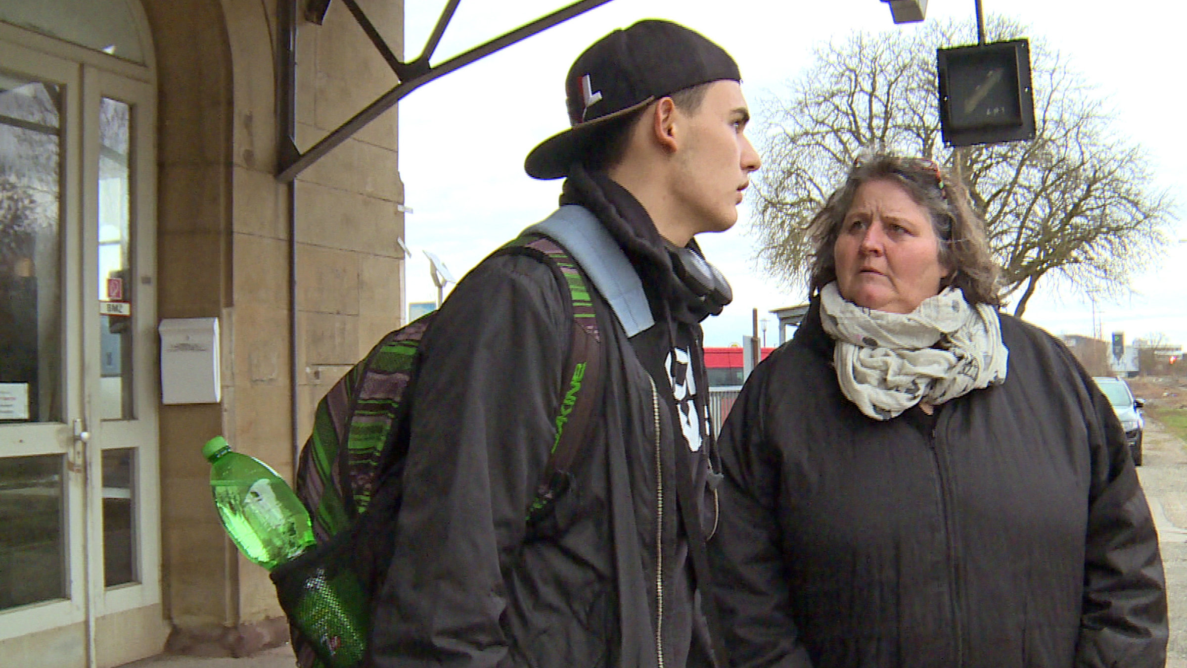 "Die Kinderdorfmutter": Kinderdorfmutter Susanne verabschiedet den 17-jährigen Kai, der 200 km entfernt eine Ausbildung zum Polizisten beginnen wird.