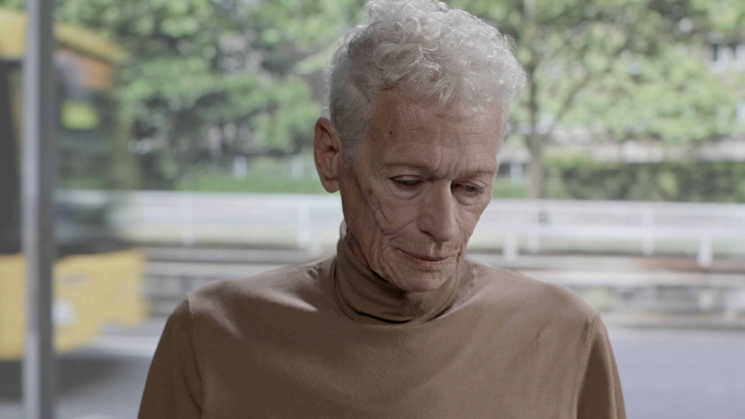 "Outside": Nahaufnahme eines Mannes.