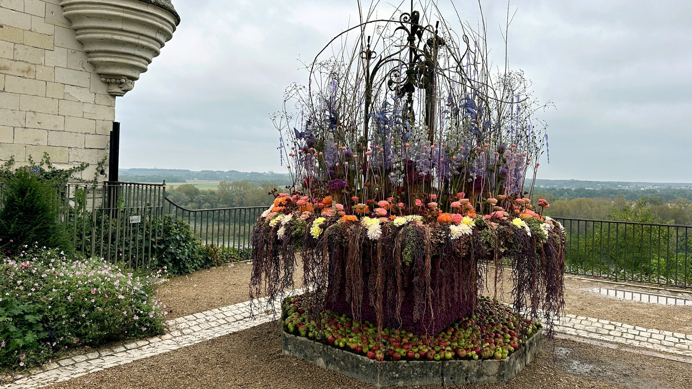 "Im Rausch der Blumen": Einmal im Jahr lädt Frédéric Dupré die besten Floristinnen und Floristen in das Schloss Chaumont-sur-Loire ein, um mit ihnen das Gebäude in ein Blütenmeer zu verwandeln.