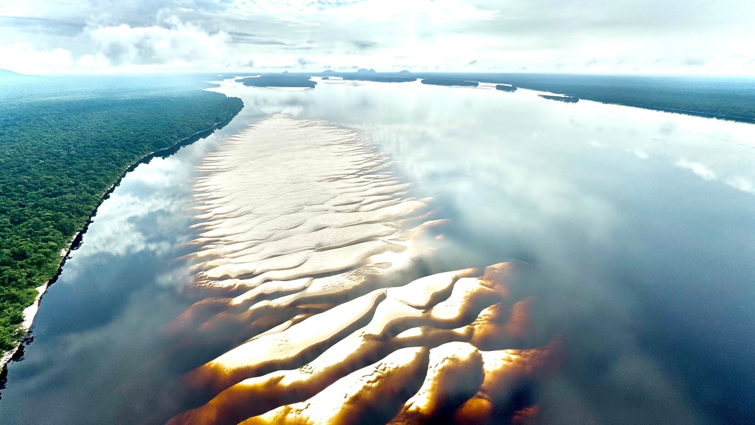 "Abenteuer Brasilien – Ein Land wie ein Kontinent (2/5) - Der Rio Negro - Von São Gabriel bis Manaus": Sandbänke im Alto Rio Negro: Visuell atemberaubend, aber tatsächlich ein deutlich sichtbares Zeichen von zunehmender Trockenheit und Dürre im Norden Brasiliens.