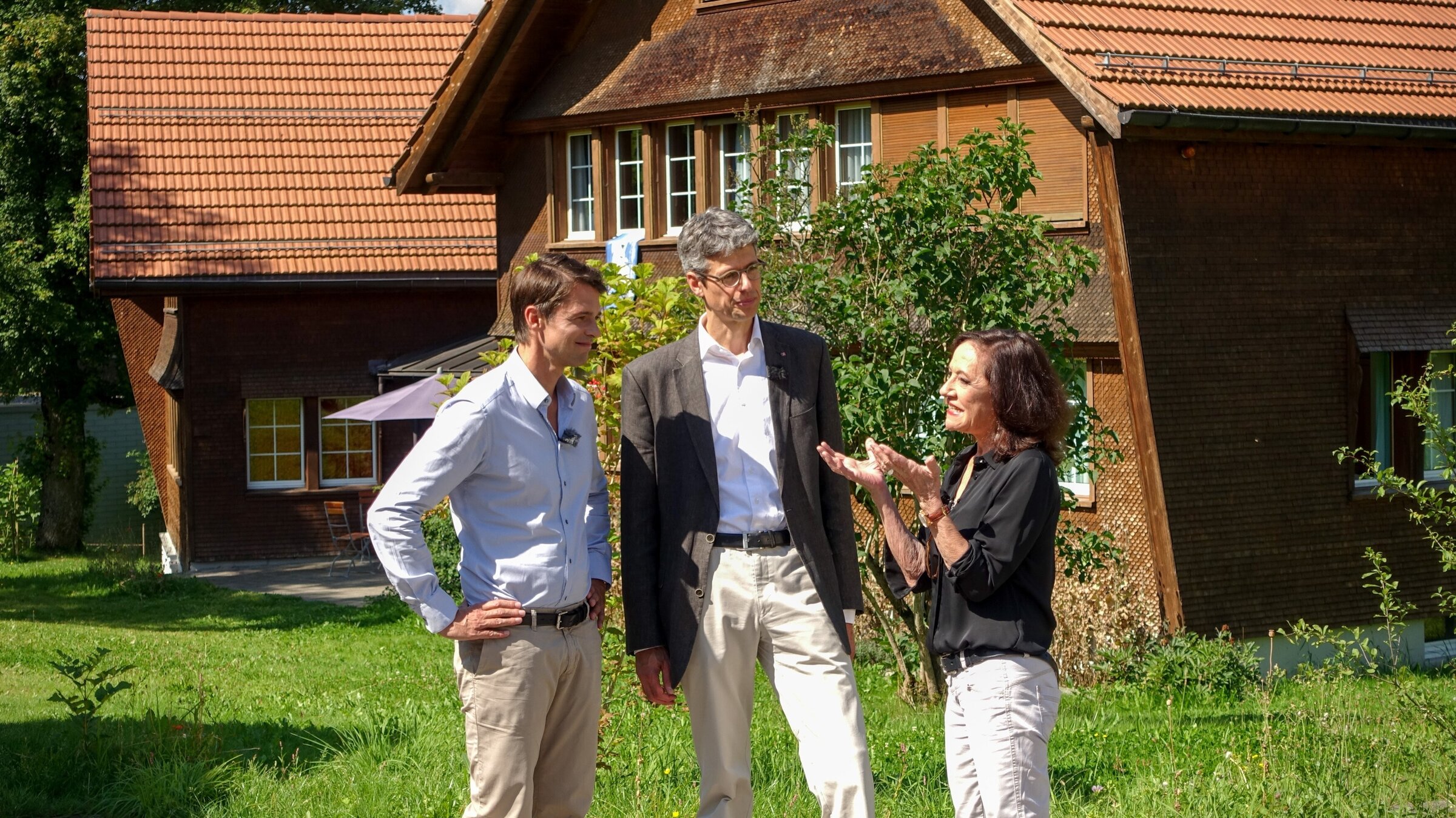 "Orte der Kindheit - Maria Bill": Maria Bill und Peter Schneeberger mit dem Leiter des Pestaozzi Kinderdorfes Urs Karl Egger.