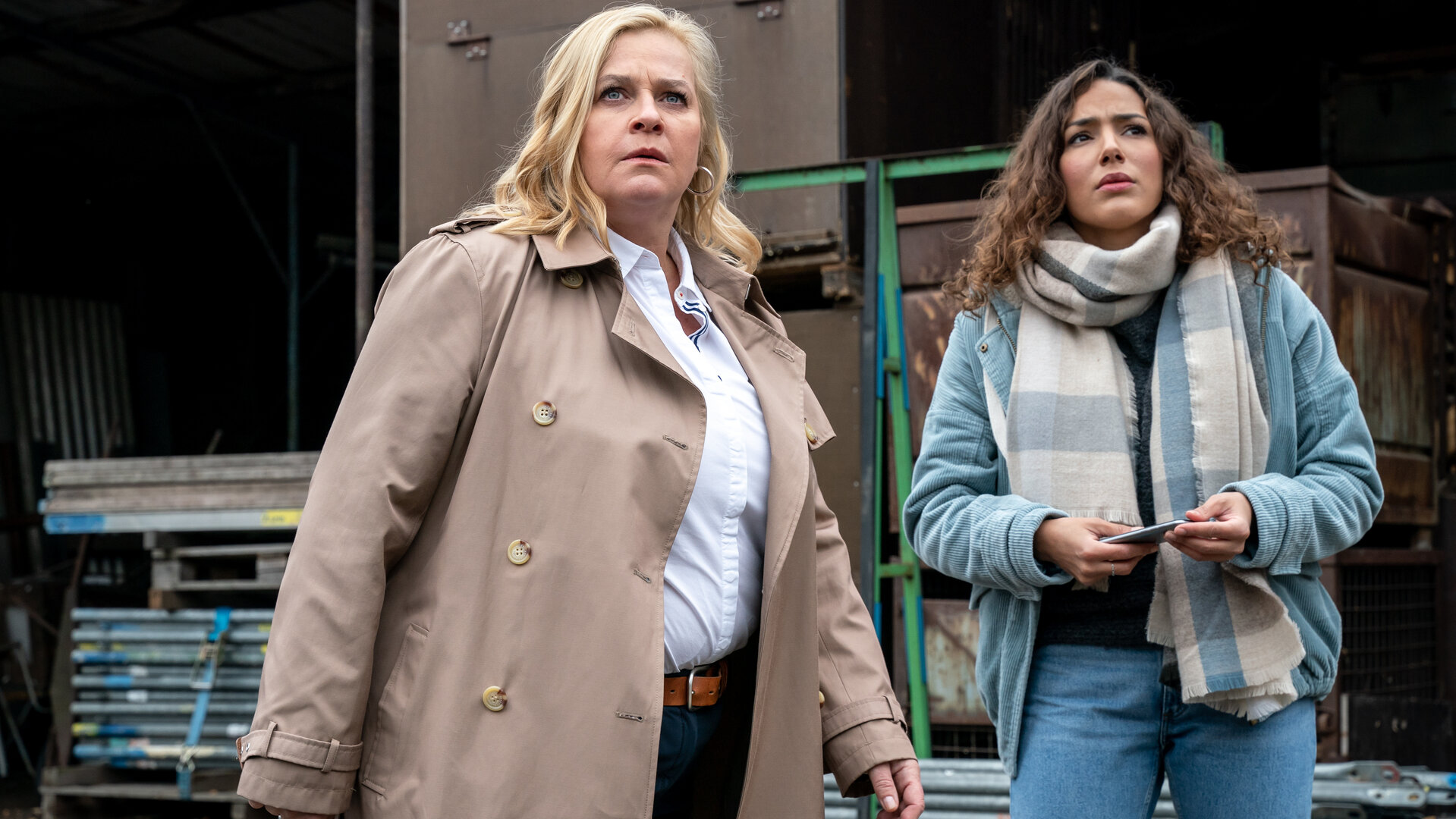"SOKO Leipzig - Verrannt (2)": Dagmar Schnee (Petra Kleinert) und Kim Nowak (Amy Mußul) stehen vor einer Lagerhalle und schauen sich mit besorgtem Blick um.