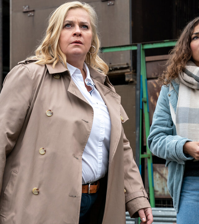 "SOKO Leipzig - Verrannt (2)": Dagmar Schnee (Petra Kleinert) und Kim Nowak (Amy Mußul) stehen vor einer Lagerhalle und schauen sich mit besorgtem Blick um.