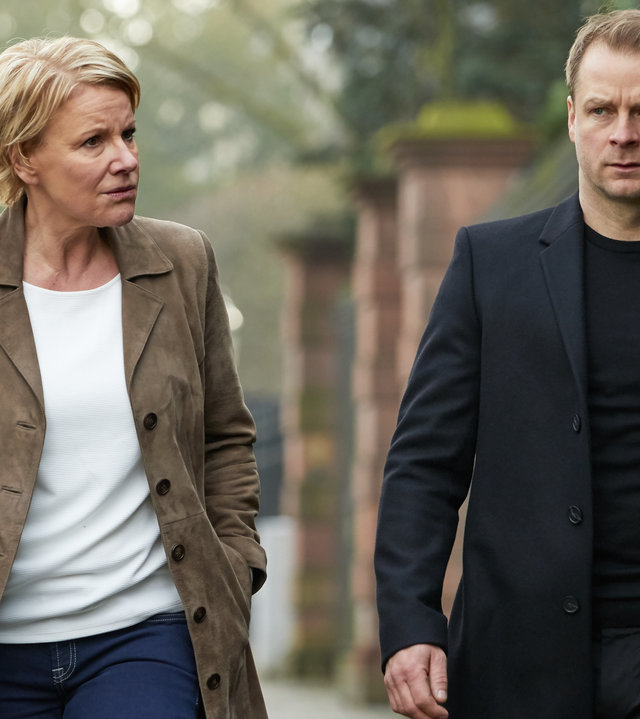"Marie Brand und der schwarze Tag": Marie Brand (Mariele Millowitsch) und Simmel (Hinnerk Schönemann) laufen nebeneinander auf einem Bürgersteig entlang. Beide sind angespannt.