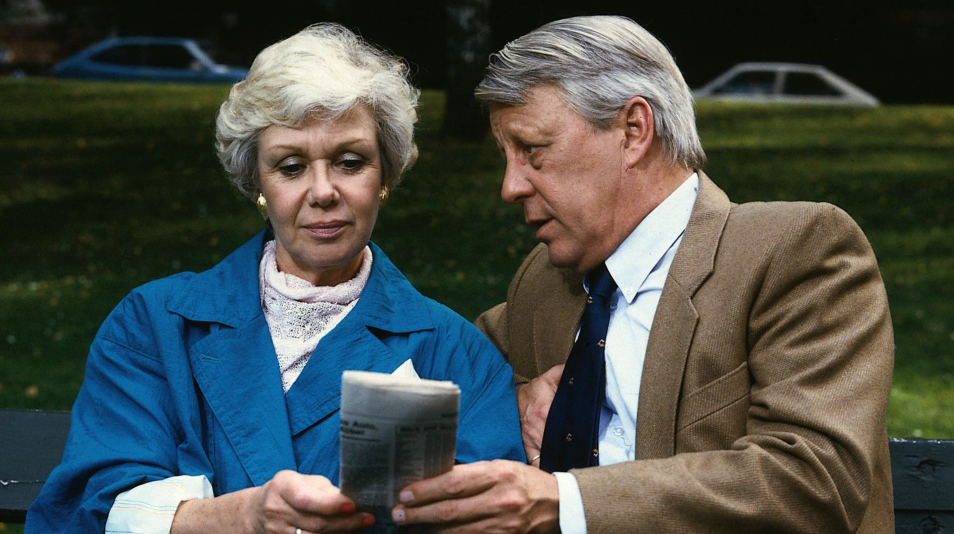 "Die Wicherts von nebenan: Wie geht''s weiter?": Eberhard (Stephan Orlac) und Hannelore (Maria Sebaldt) sitzen nebeneinander auf einer Bank und lesen in einer Zeitung.