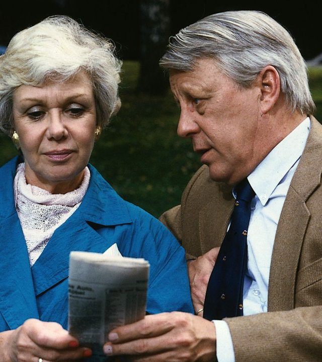 "Die Wicherts von nebenan: Wie geht''s weiter?": Eberhard (Stephan Orlac) und Hannelore (Maria Sebaldt) sitzen nebeneinander auf einer Bank und lesen in einer Zeitung.