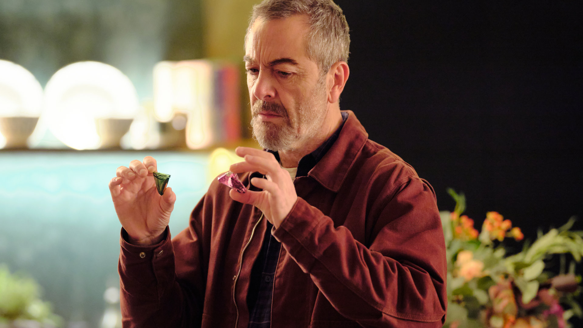 "Suspect - Folge 8: Danny": Danny (James Nesbitt) schaut auf ein paar zusammengefaltete Chipstüten, die er in der Hand hält.