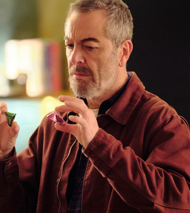 "Suspect - Folge 8: Danny": Danny (James Nesbitt) schaut auf ein paar zusammengefaltete Chipstüten, die er in der Hand hält.