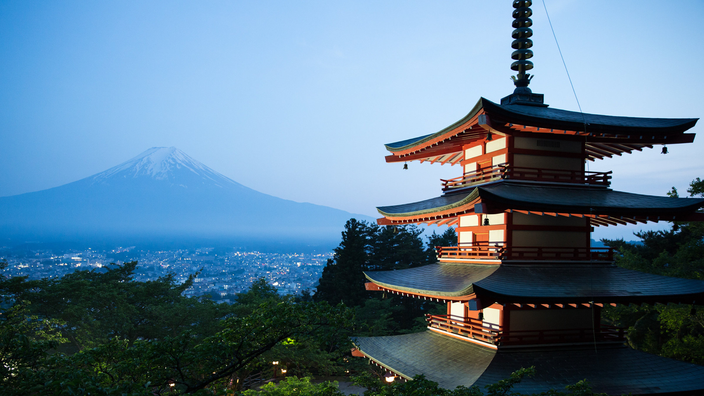 "Fokus Japan - Hektische Megacity, erholsame Landidylle und faszinierende Essregeln (2/3)": Die Stadt Fujiyoshida mit dem Fuji und der Chureito-Pagode.