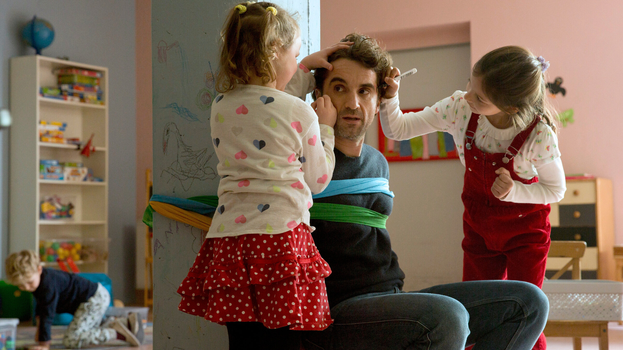 "Das Leben ist kein Kindergarten - Umzugschaos": Das Leben ist kein Kindergarten: Theresa (Greta Kasalo) und Anastacia (Viola Hinz, li.) haben Spaß mit dem Kita-Leiter Freddy (Oliver Wnuk).