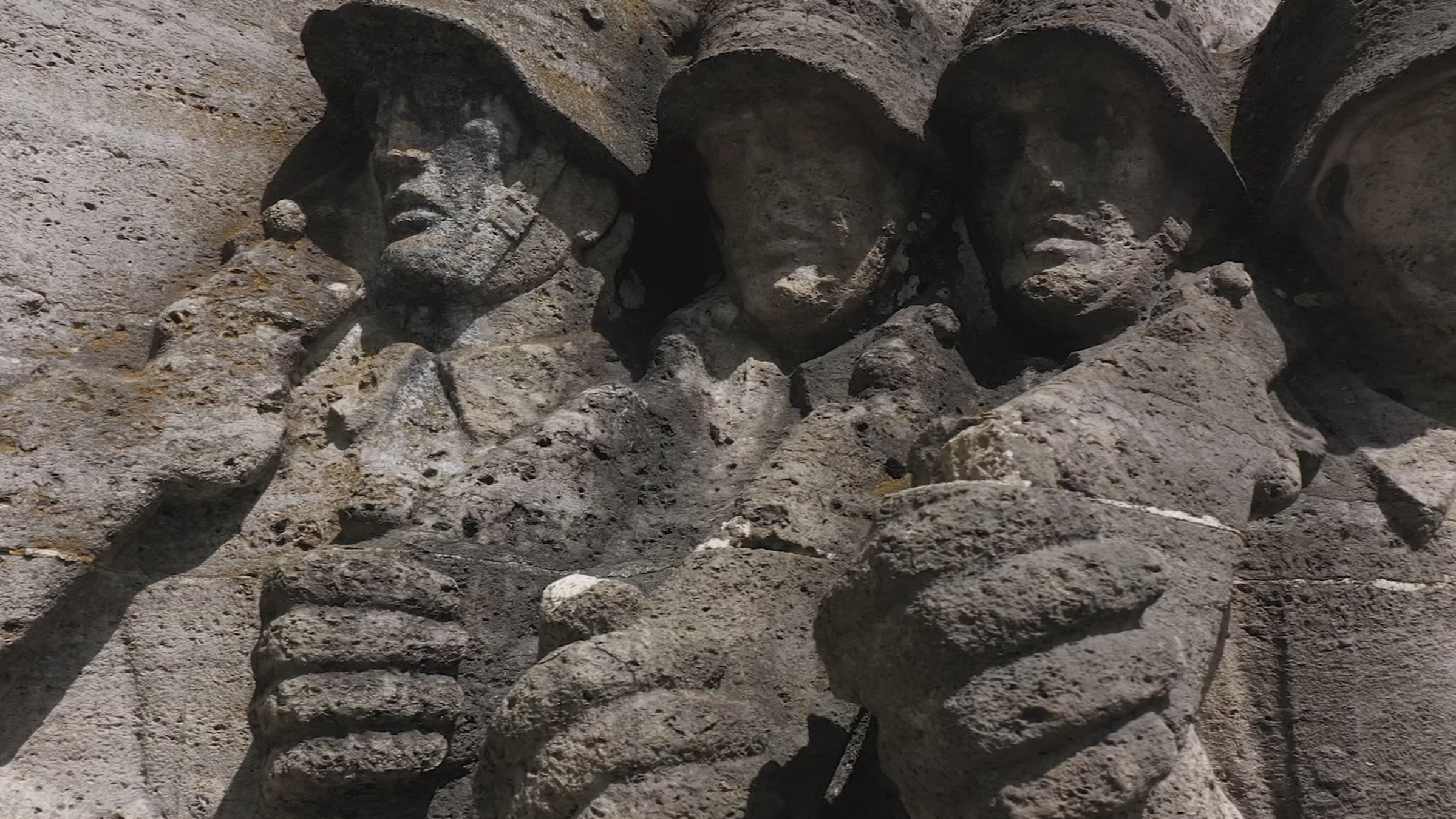"Propaganda aus Stein": Relief von 4 Soldaten aus Stein