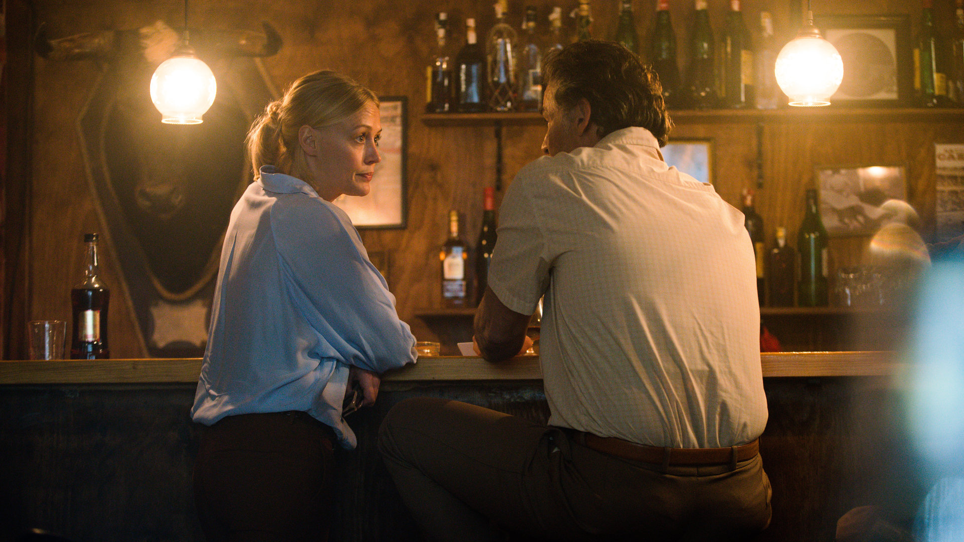 "The Mallorca Files - Tod im Morgengrauen": Miranda (Elen Rhys) sitzt mit Manu Alzamora (Pablo Scola) in einer dunklen Bar.