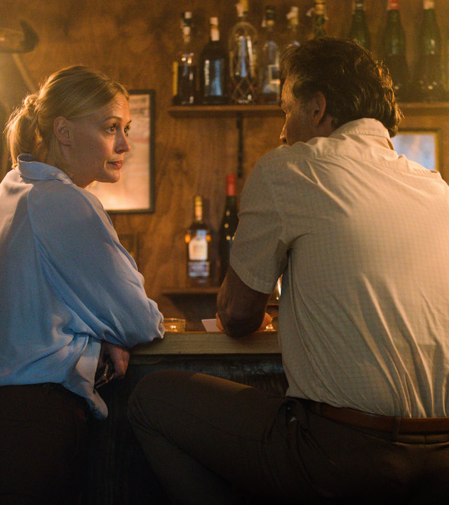 "The Mallorca Files - Tod im Morgengrauen": Miranda (Elen Rhys) sitzt mit Manu Alzamora (Pablo Scola) in einer dunklen Bar.