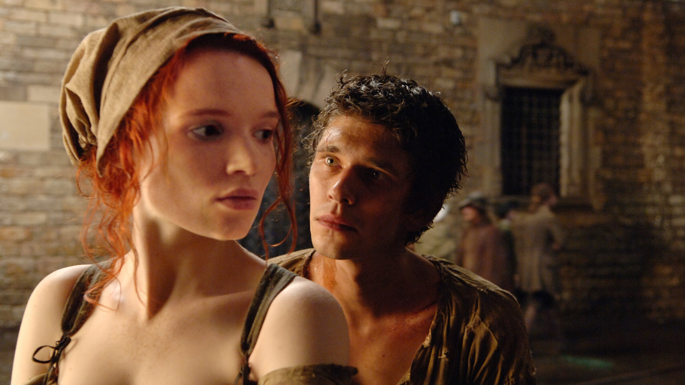 "Das Parfum - Die Geschichte eines Mörders": In einer nächtlichen Straße steht Grenouille (Ben Whishaw) hinter einer jungen Frau (Karoline Herfurth), die überrascht scheint und den Kopf leicht seitlich zu ihm umdreht.