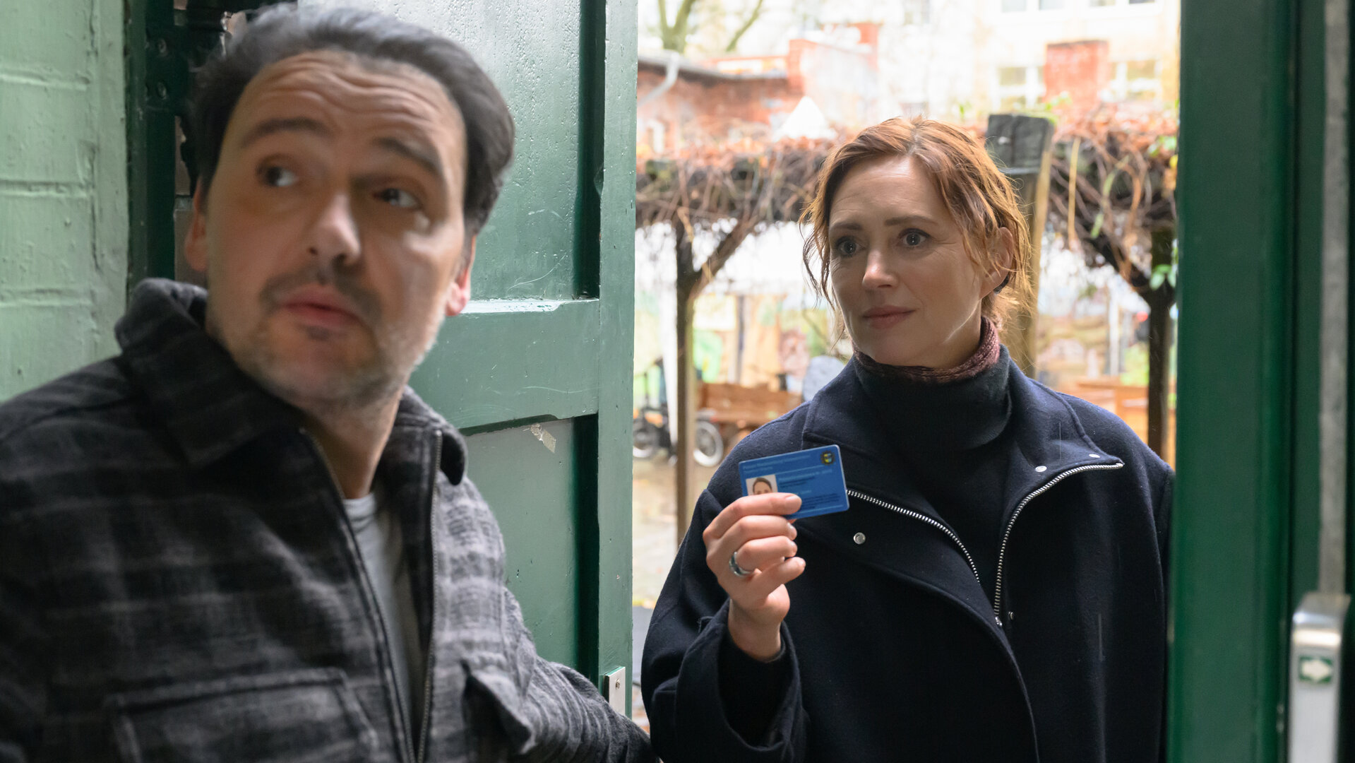 "SOKO Wismar – Ingo hilft immer": An der Eingangstür der Jugendhilfe-Einrichtung "Horizonte" zeigt Kriminalkommissarin Karoline Joost (Nike Fuhrmann) dem Leiter der Einrichtung, Jan Renner (Sascha Göpel) ihren Polizeiausweis.