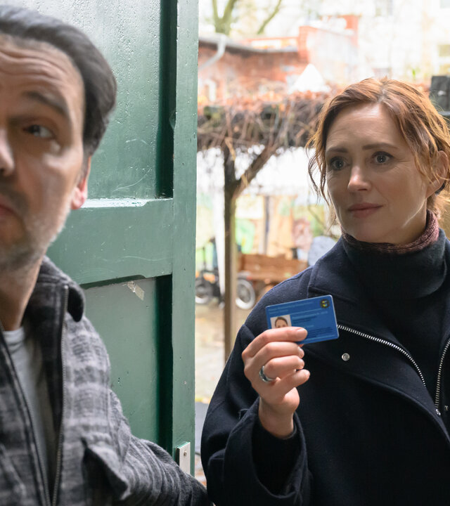 "SOKO Wismar – Ingo hilft immer": An der Eingangstür der Jugendhilfe-Einrichtung "Horizonte" zeigt Kriminalkommissarin Karoline Joost (Nike Fuhrmann) dem Leiter der Einrichtung, Jan Renner (Sascha Göpel) ihren Polizeiausweis.