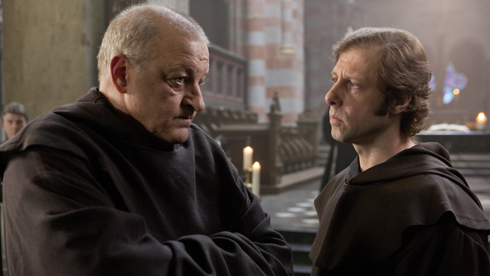 "Wilsberg - Im Namen der Rosi": Privatdetektiv Wilsberg (Leonard Lansink) und Ekki (Oliver Korittke) stehen sich in einem Kloster in Mönchskleidung gegenüber.