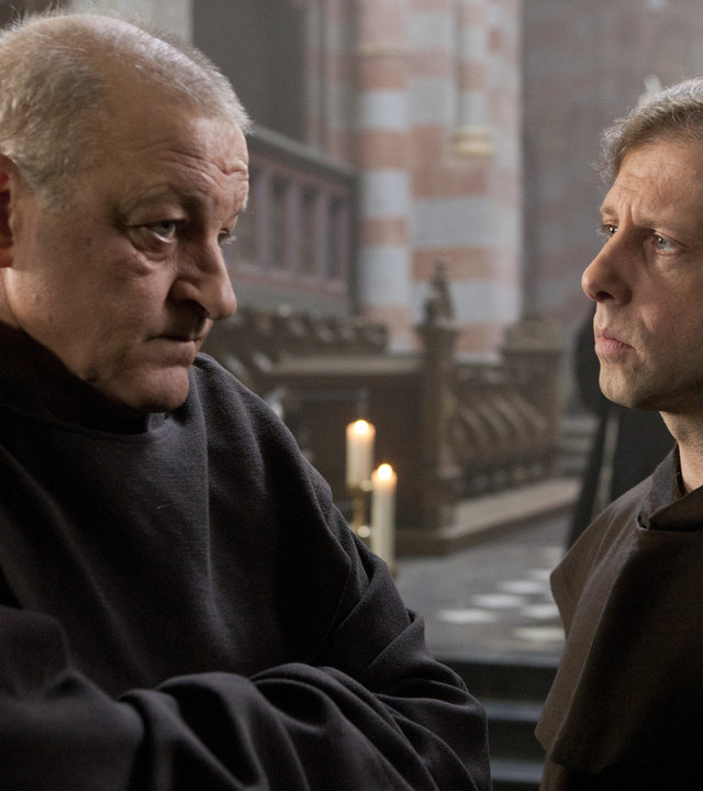 "Wilsberg - Im Namen der Rosi": Privatdetektiv Wilsberg (Leonard Lansink) und Ekki (Oliver Korittke) stehen sich in einem Kloster in Mönchskleidung gegenüber.