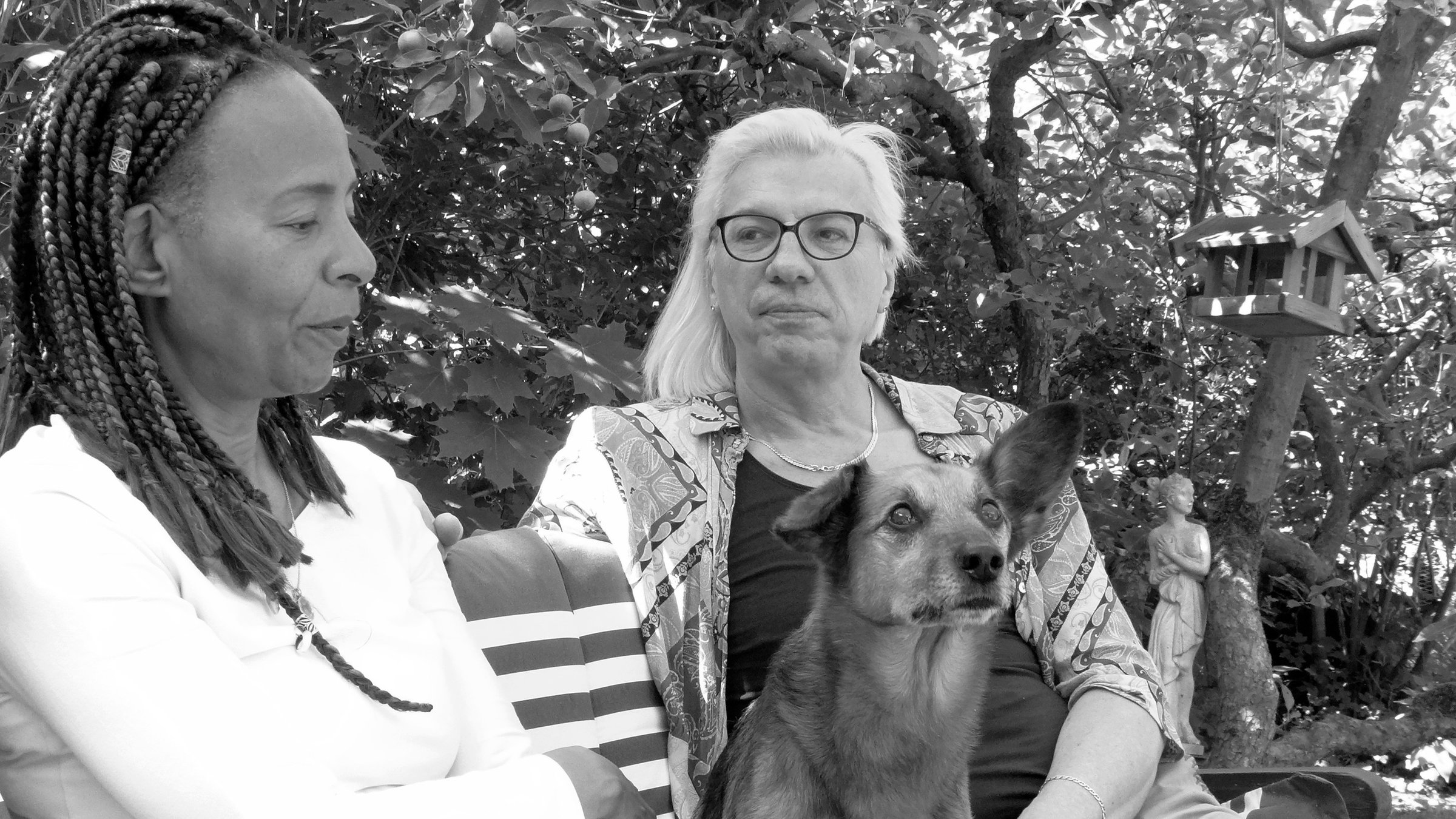 "KünstlerInnen und ihre Gärten": Im Garten bei den Musikern Jocelyn B. Smith  und Volker Schlott.