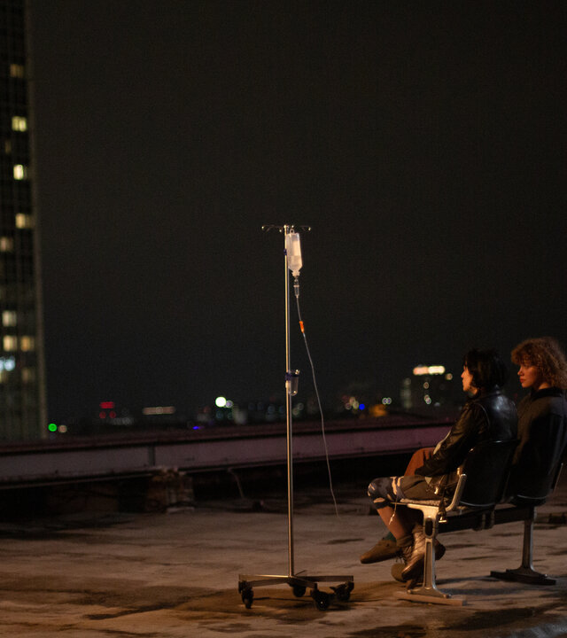 "PUSH - Stille": Melek Yalcin (Zeynep Bozbay) und Greta Malinger (Lydia Lehmann) sitzen in der Nacht auf einer Bank auf dem Dach des Krankenhauses und unterhalten sich.