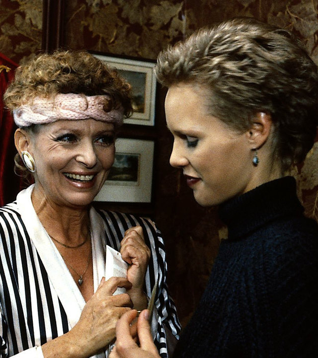 "Der Landarzt - Guter Rat ist teuer": Kerstin (Katharina Lehmann) steht neben Pauline (Eva Christian), während Pauline Kerstin anlächelt.