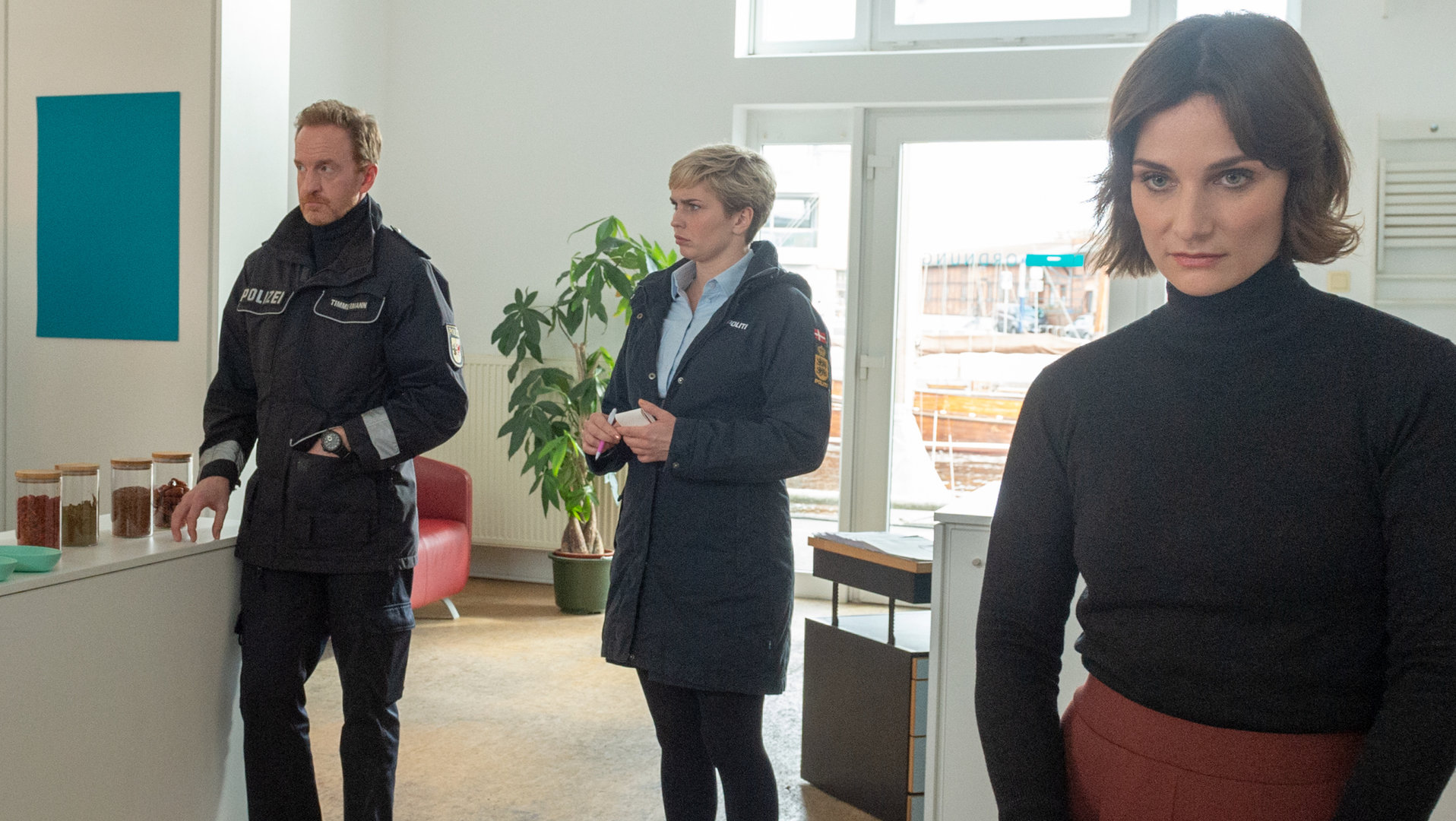 "SOKO Wismar – Die Ordnung der Dinge": In der "Agentur der Dinge" stehen Timmermann (Mathias Junge), Stine Bergendal (Sisdel Hindhede) zwischen den beiden Inhaberinnen Jennifer Scheuermann (Elzemarieke de Vos), Annika Wohlgemuth (Diana Ebert). Skeptische Blicke.