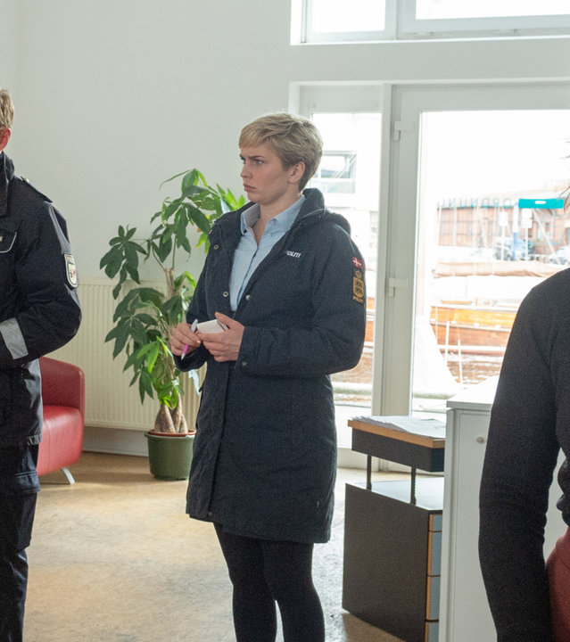 "SOKO Wismar – Die Ordnung der Dinge": In der "Agentur der Dinge" stehen Timmermann (Mathias Junge), Stine Bergendal (Sisdel Hindhede) zwischen den beiden Inhaberinnen Jennifer Scheuermann (Elzemarieke de Vos), Annika Wohlgemuth (Diana Ebert). Skeptische Blicke.