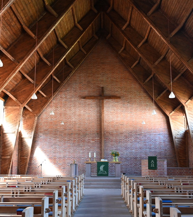 "Evangelischer Gottesdienst - Zusammenbleiben": Kircheninnenraum Richtung Altar.