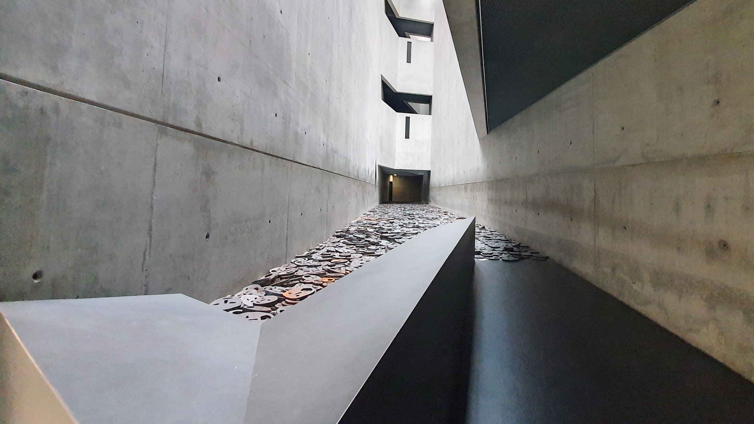 "Kunst, Kultur & Kippa": Das Werk "Schalechet" vom jüdischen Bildhauer Menashe Kadishman im Jüdischen Museum Berlin.