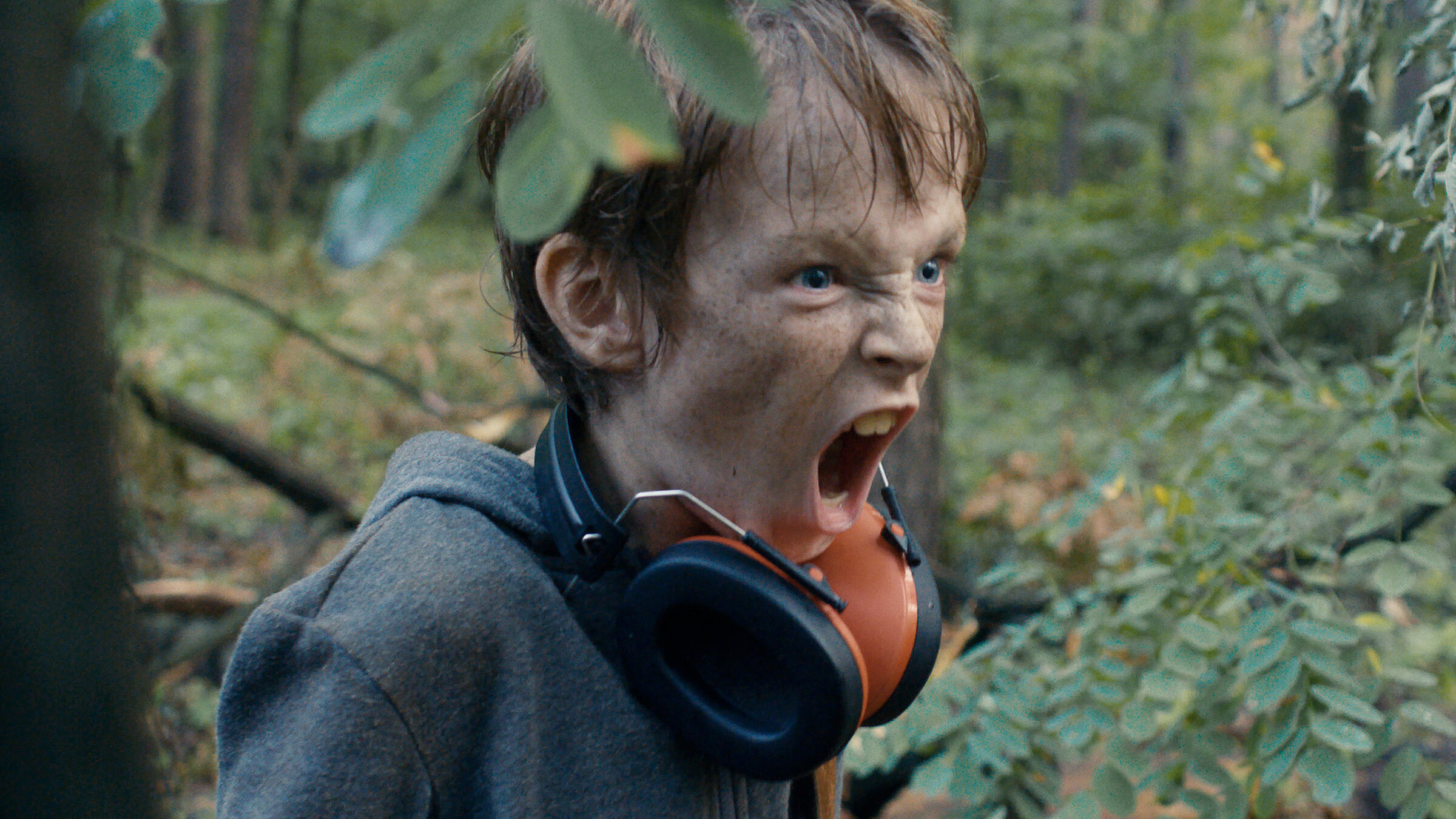 "Rivale“: Roman (Yelizar Nazarenko) brüllend in Wald.