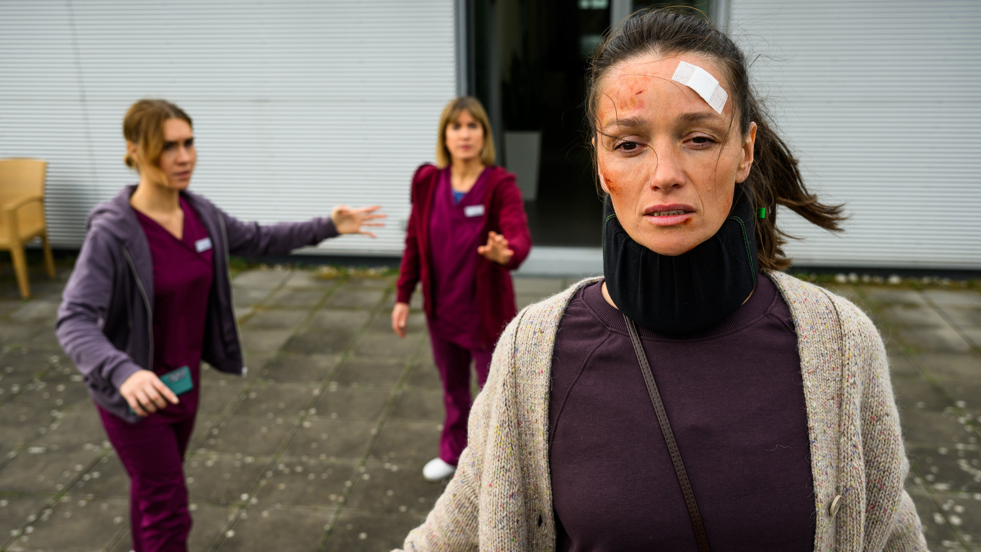 "Betty Diagnose - Seelische Wunden": Die Patientin Katja Seidel (Kaja Schmidt-Tychsen), Schwester Betty (Henrike Hahn) und Schwester Rike sind auf dem Dach der Karlsklinik. Die Schwestern versuchen die Patientin zu beruhigen.