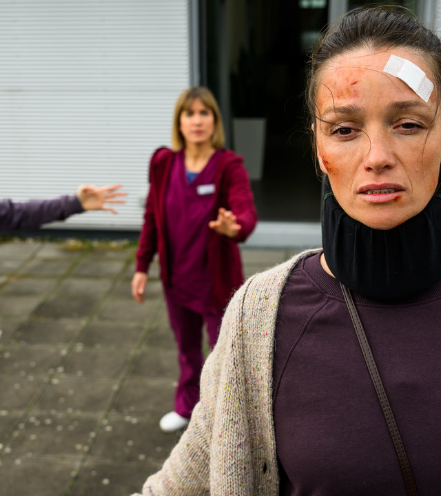 "Betty Diagnose - Seelische Wunden": Die Patientin Katja Seidel (Kaja Schmidt-Tychsen), Schwester Betty (Henrike Hahn) und Schwester Rike sind auf dem Dach der Karlsklinik. Die Schwestern versuchen die Patientin zu beruhigen.