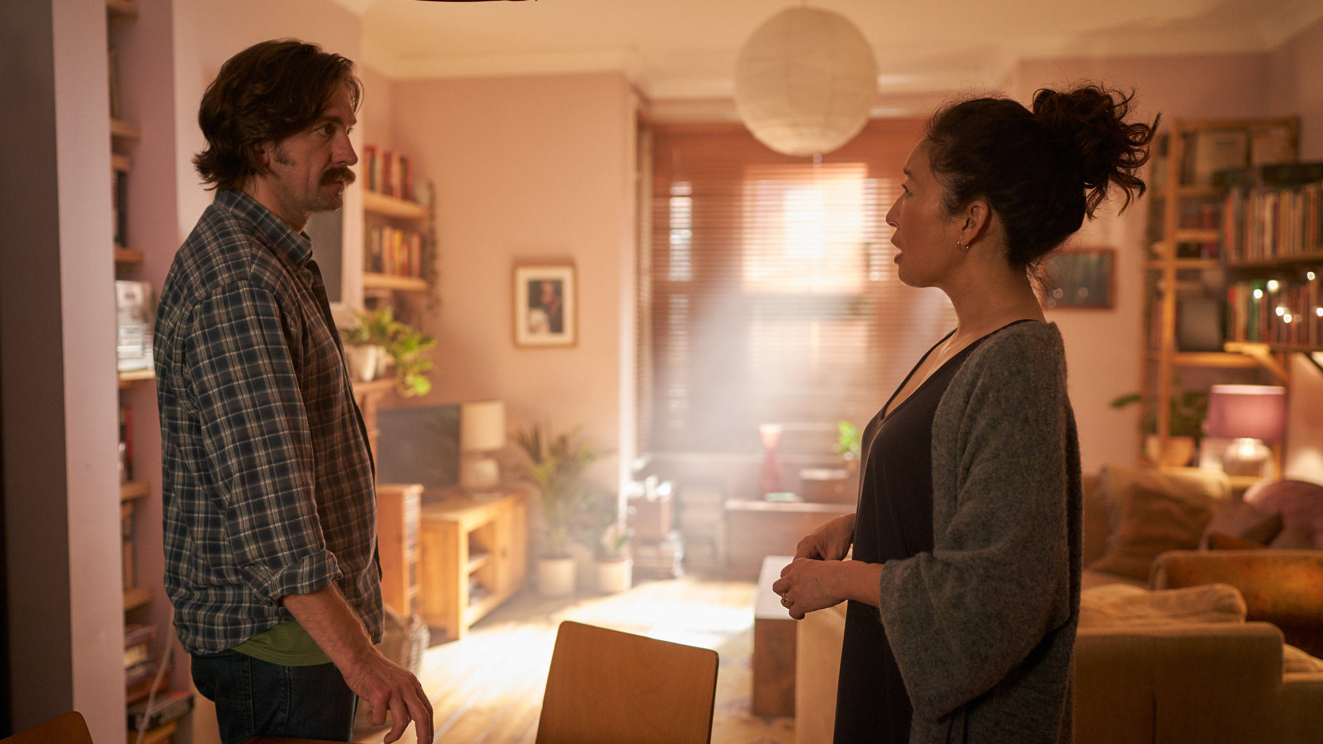 "Killing Eve – Ich soll also niemanden töten?": Niko (Owen McDonnell) steht Eve (Sandra Oh) in einem hell erleuchteten Wohnzimmer gegenüber und starrt sie wütend an.