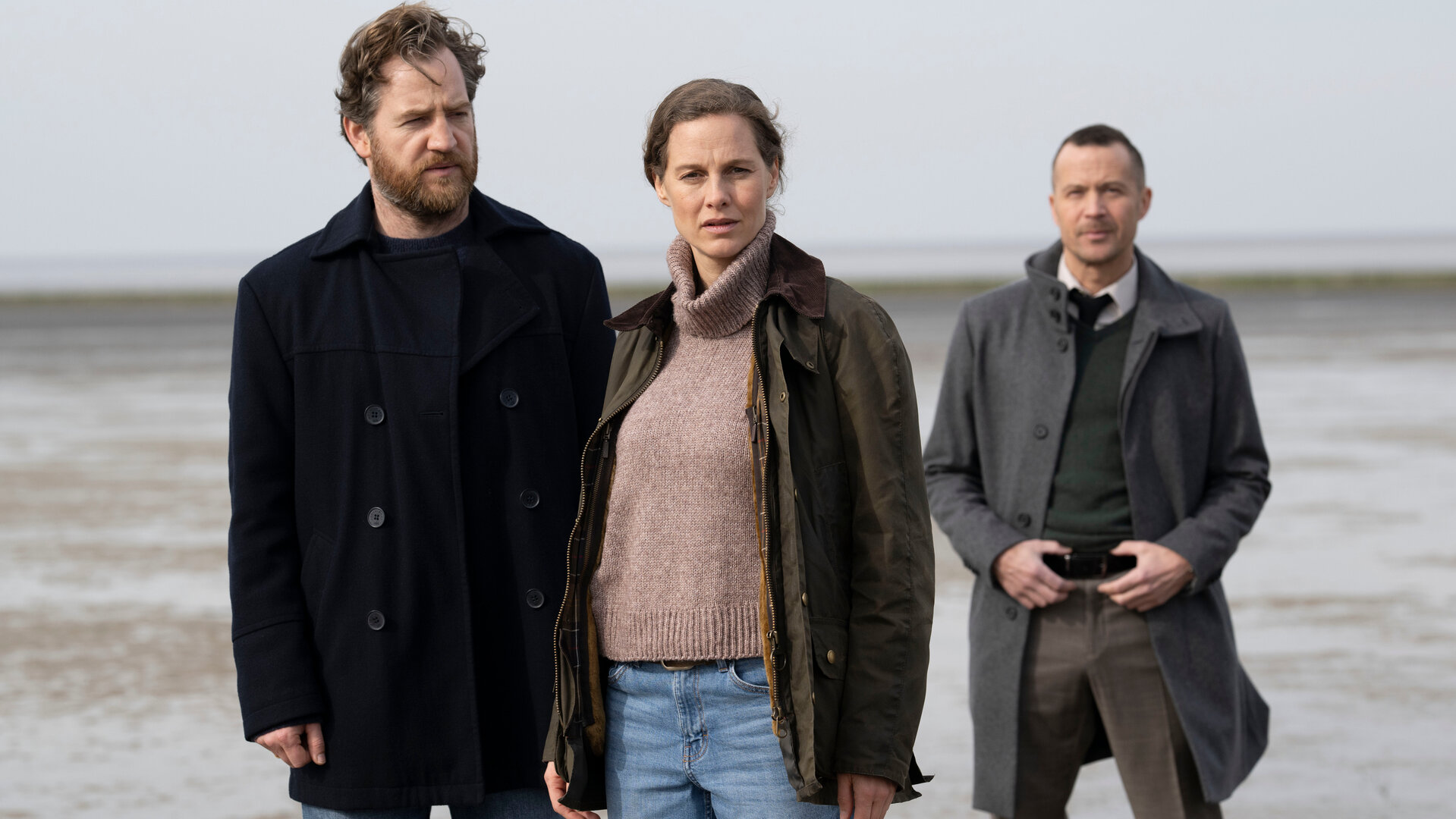"Ostfriesenhölle": Kommissarin Ann Kathrin Klaasen (Picco von Groote) steht mit ihren Kollegen Frank Weller (Tom Radisch) und Rupert (Barnaby Metschurat) im Wattenmeer. Alle Blicken entschlossen nach vorne.