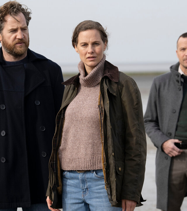 "Ostfriesenhölle": Kommissarin Ann Kathrin Klaasen (Picco von Groote) steht mit ihren Kollegen Frank Weller (Tom Radisch) und Rupert (Barnaby Metschurat) im Wattenmeer. Alle Blicken entschlossen nach vorne.