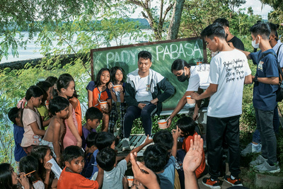 Endlich wieder Schule – Die Kinder von Tagkawayan