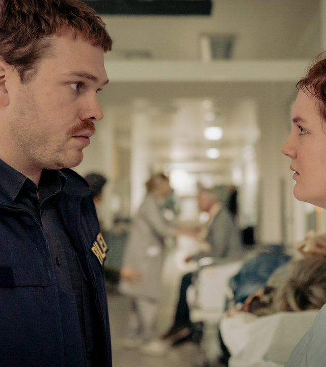 "Another Monday - Das Wiedersehen": Moritz Becker (Ben Münchow) und Sophie (Alina Stiegler) stehen sich gegenüber und reden. Im Hintergrund ist ein Krankenhausflur mit Patienten zu sehen.