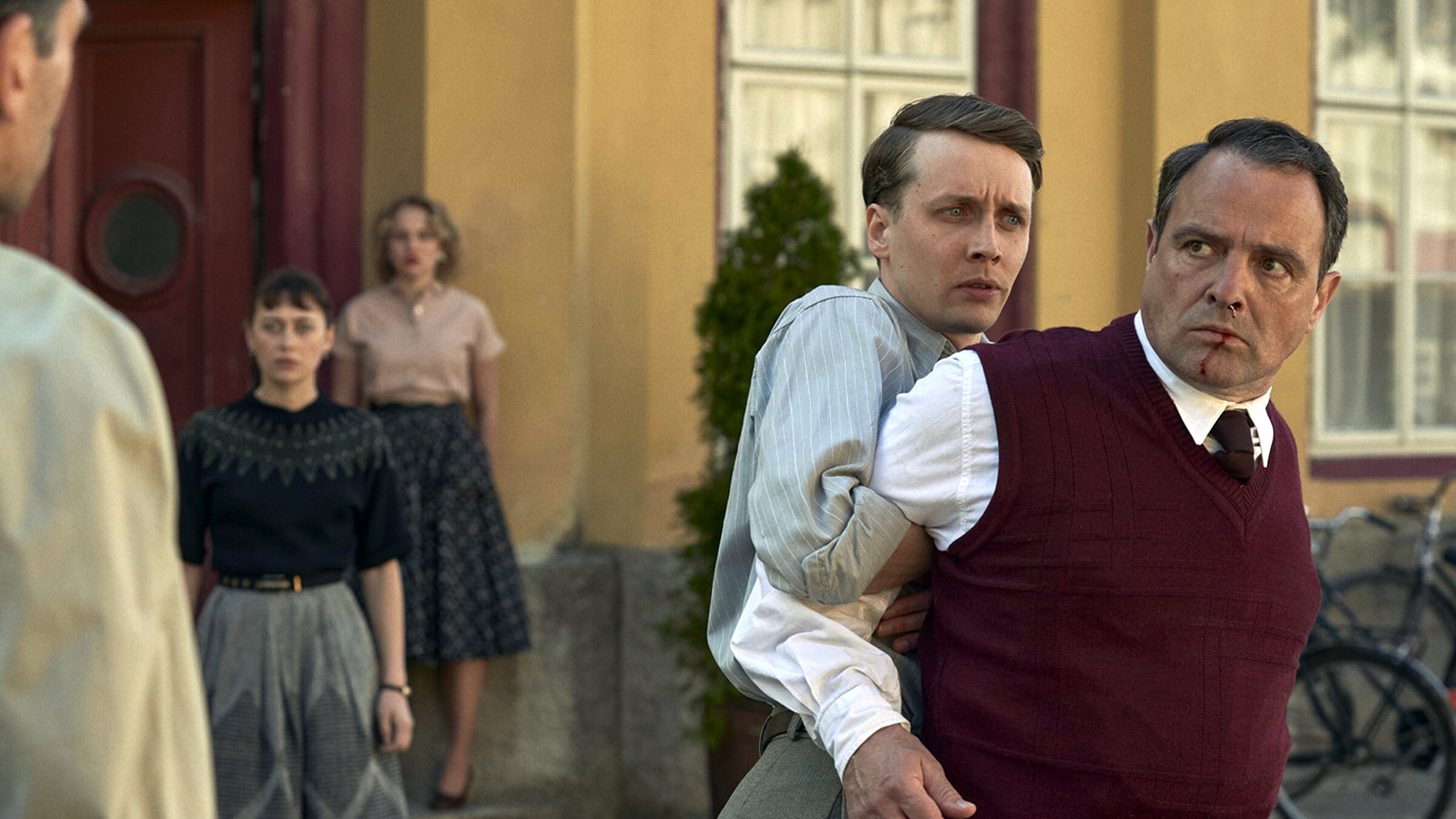 "Bonn - Alte Freunde, neue Feinde (2/6)": Hartmut (Julius Feldmeier, 2.v.r.) hält Gerd (Juergen Maurer, r.) davon ab, auf Noah Berret (Christian Harting, l.) loszugehen. Ingrid (Luise von Finckh, 3.v.l.) und Toni (Mercedes Müller, 2.v.l.) verfolgen die den Vorfall im Hintergrund.