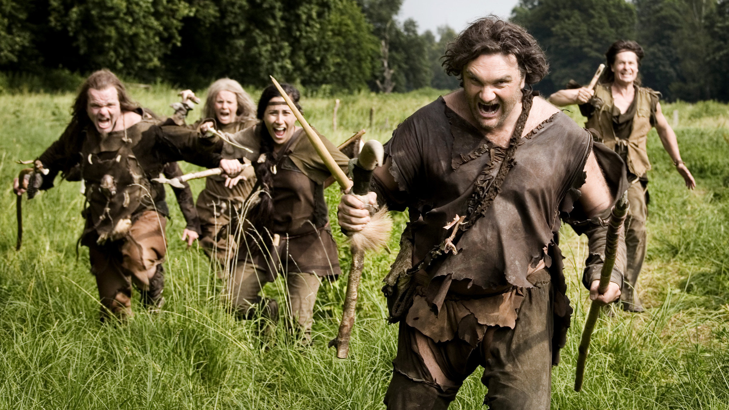 "Die Steintaler - von wegen Homo sapiens (3/12) - Harte Kerle, weiche Herzen": Gruppenbild (v.li.): Cornelius Obonya (Guruk), Ulli Maier (Avlis), Maya Henselek (Alva), Martin Leutgeb (Gulo), Michael Dangl (Retila) beim Angriff.