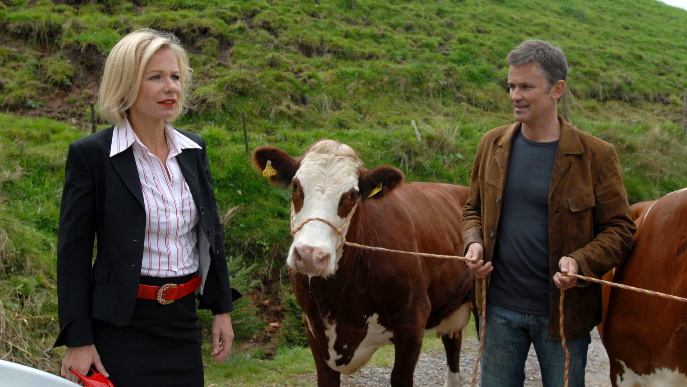 "Schwarzwaldliebe": Der störrische Bauer Karl (Timothy Peach) soll den schicken Wagen der Städterin Elisabeth von Holbach (Claudine Wilde) aus dem Dreck ziehen.