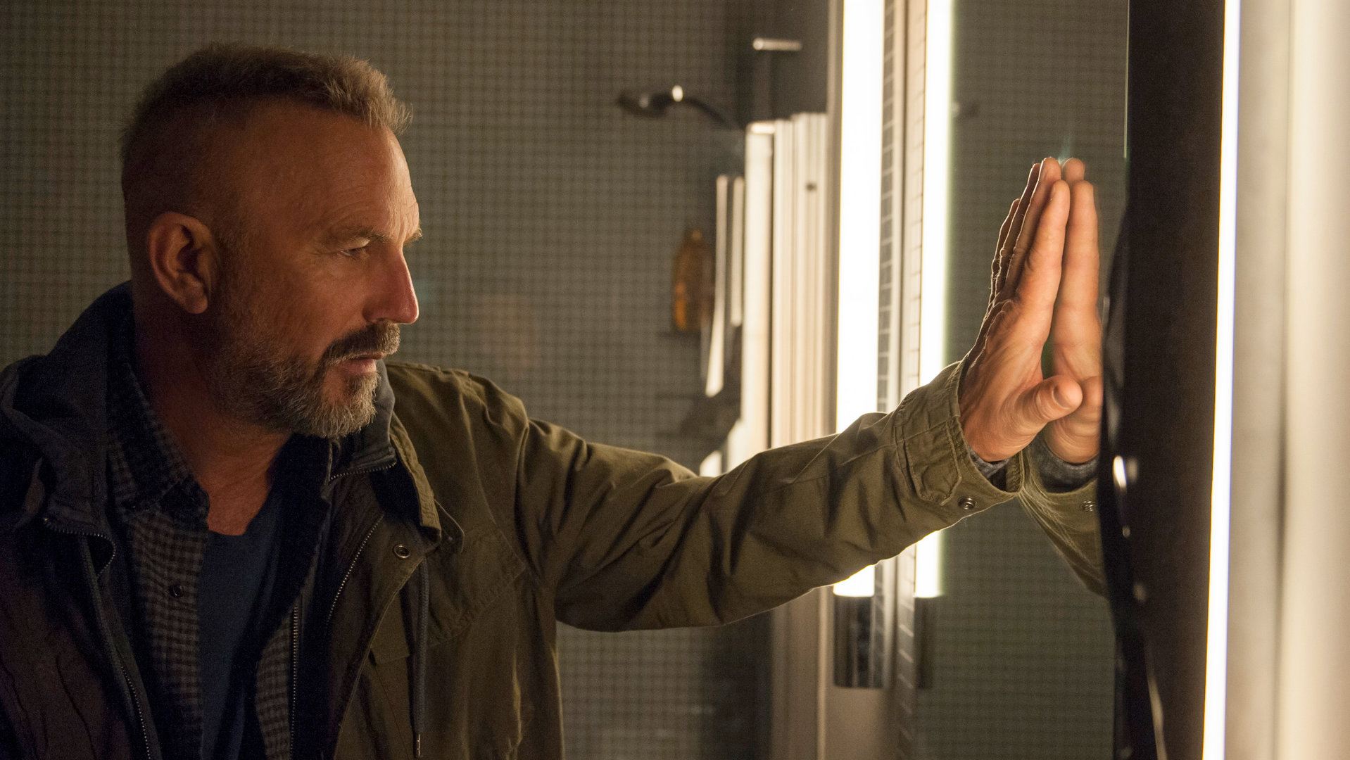 "Das Jerico Projekt": Jerico (Kevin Costner) steht vor einem Spiegel und legt die Hand auf sein Spiegelbild.
