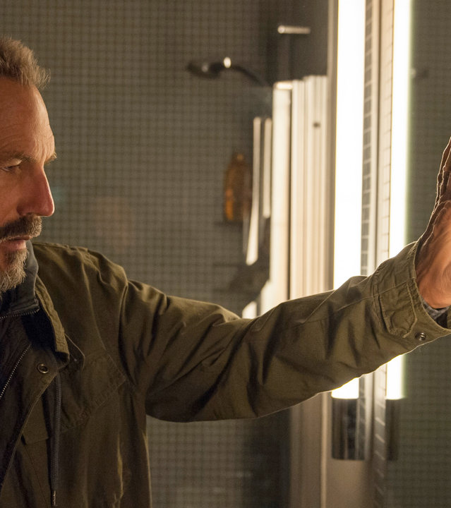 "Das Jerico Projekt": Jerico (Kevin Costner) steht vor einem Spiegel und legt die Hand auf sein Spiegelbild.